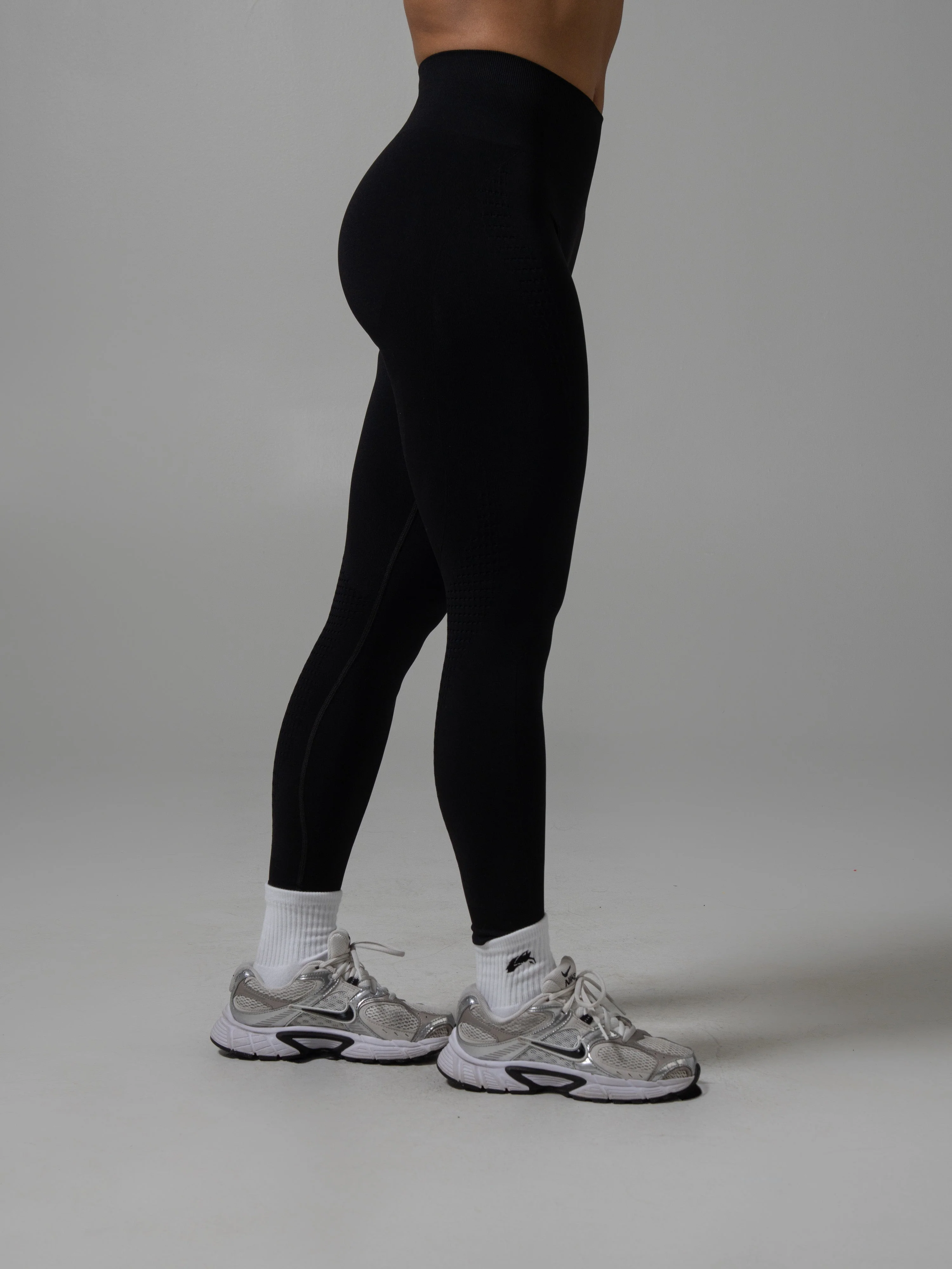Contour Mid Rise Legging - Black - Image 3