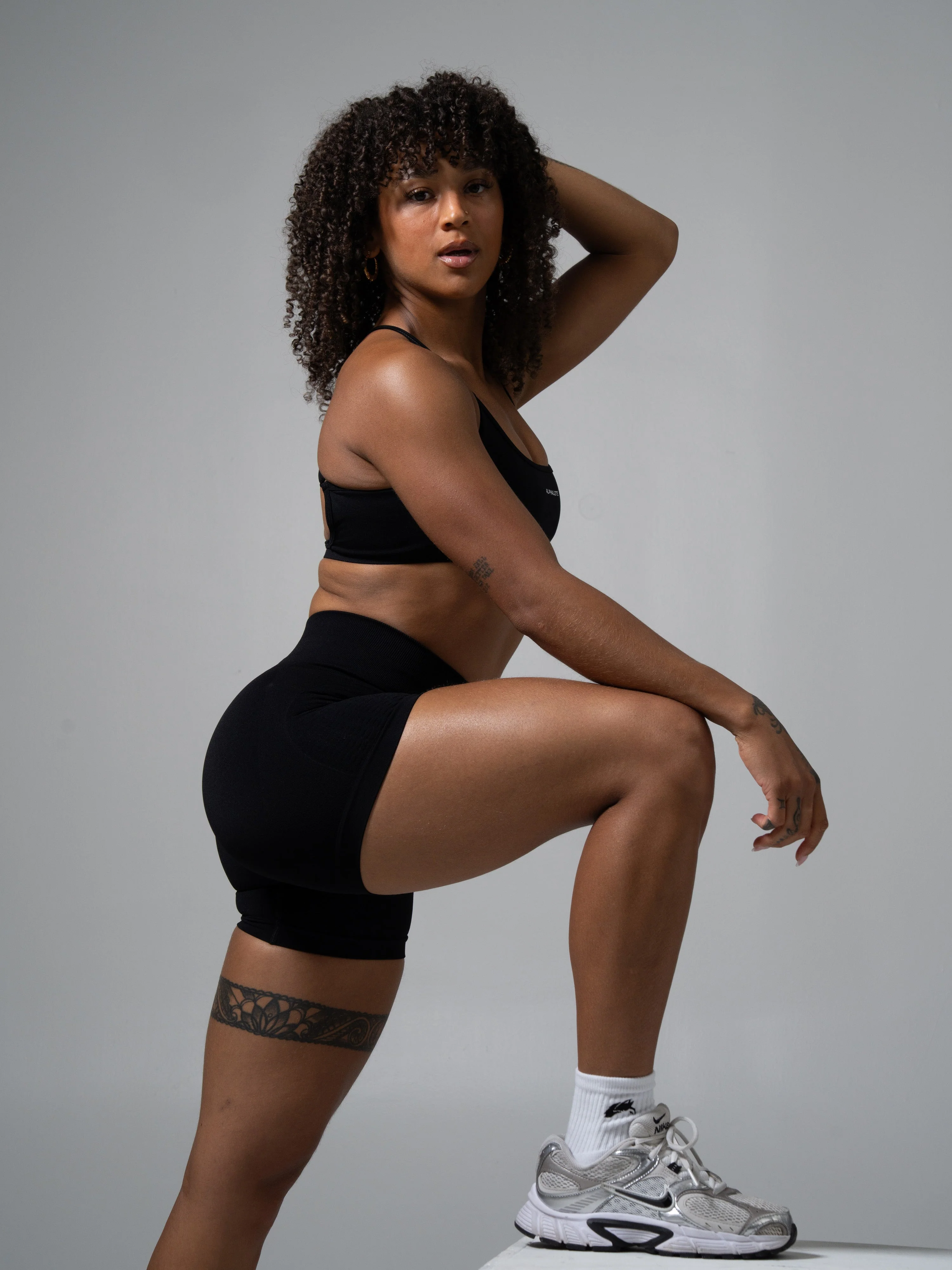 Contour Mid Rise Short - Black - Image 4