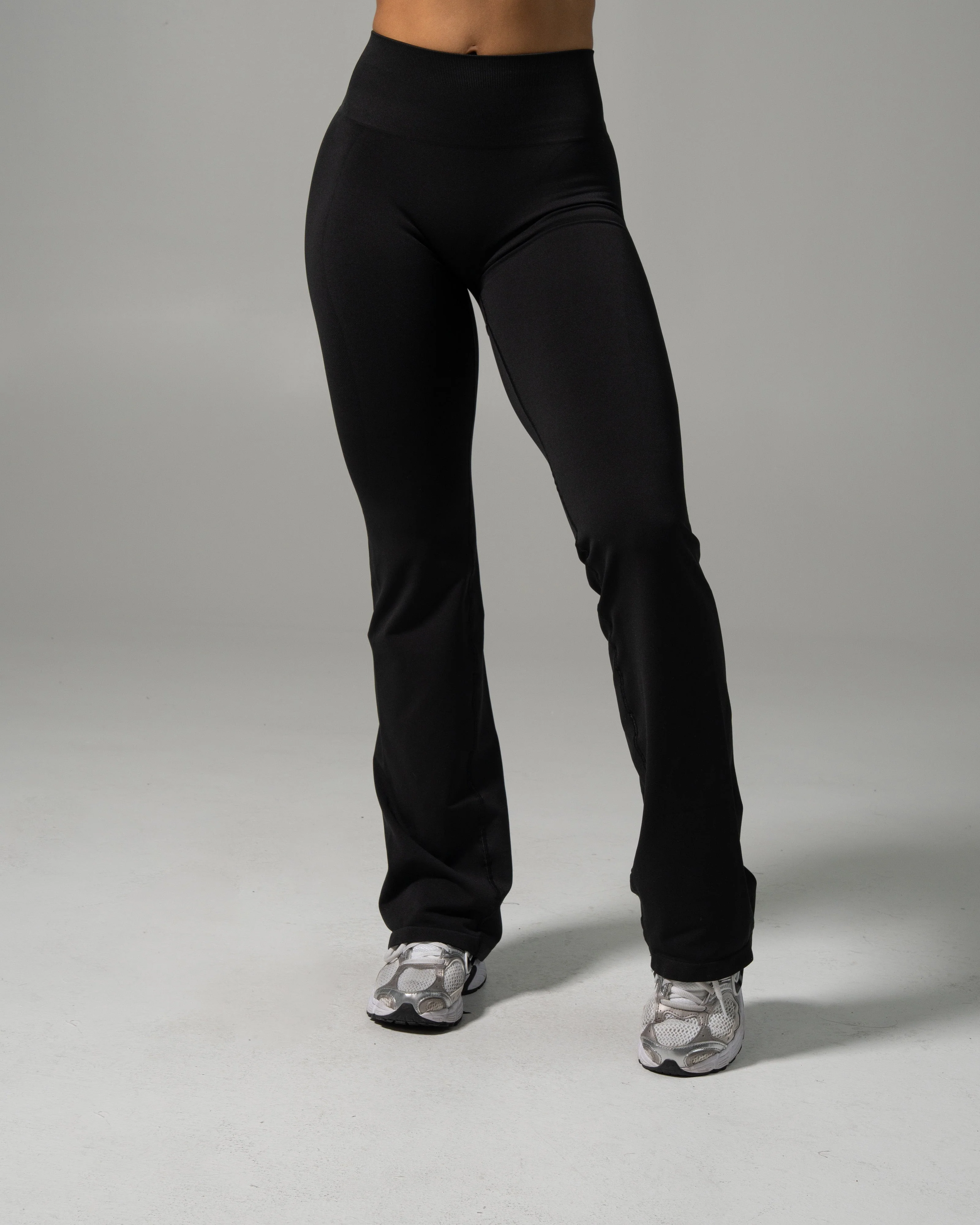 Pump Mid Rise Flared Pant - Black - Image 3