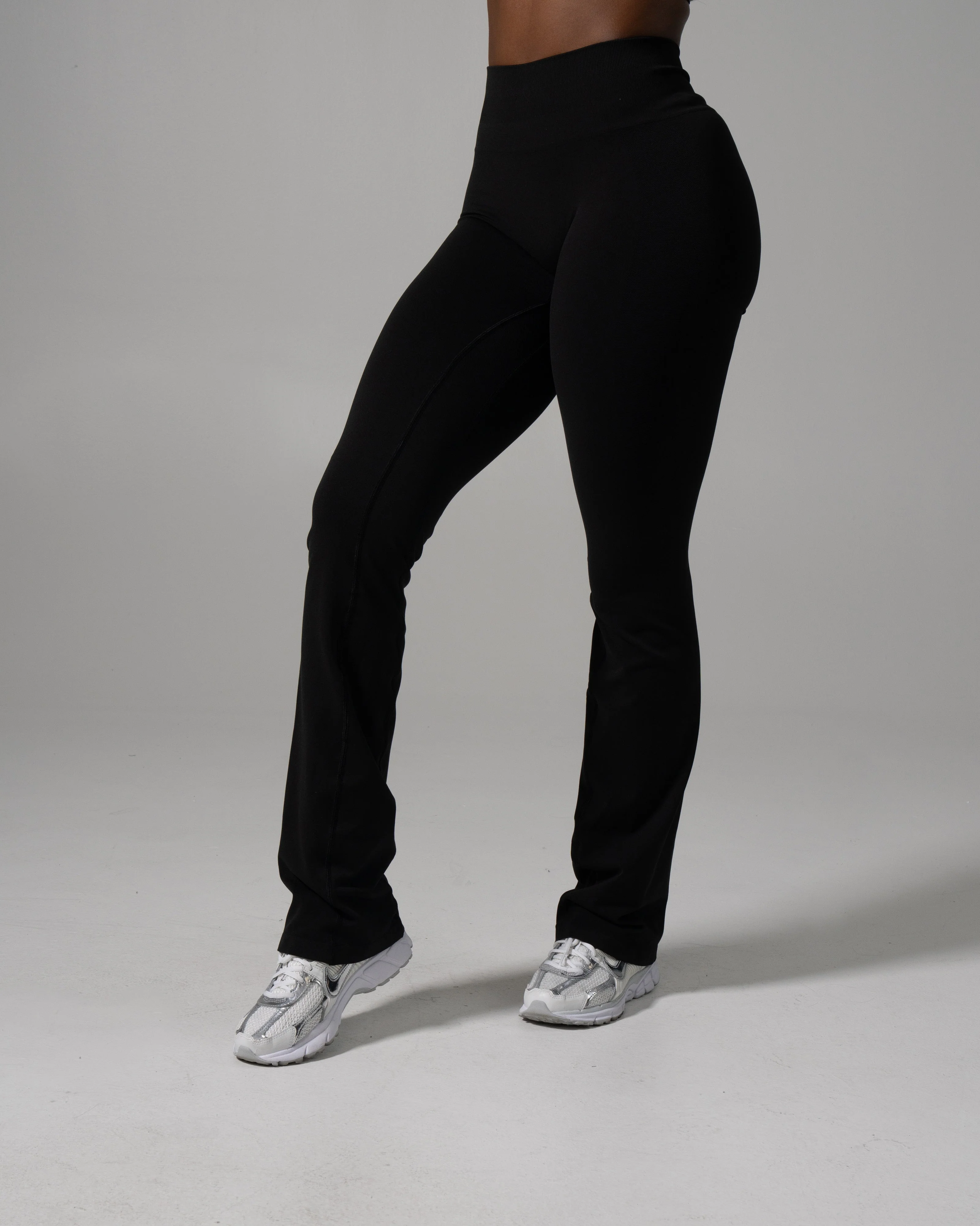 Pump Mid Rise Flared Pant Long - Black - Image 3