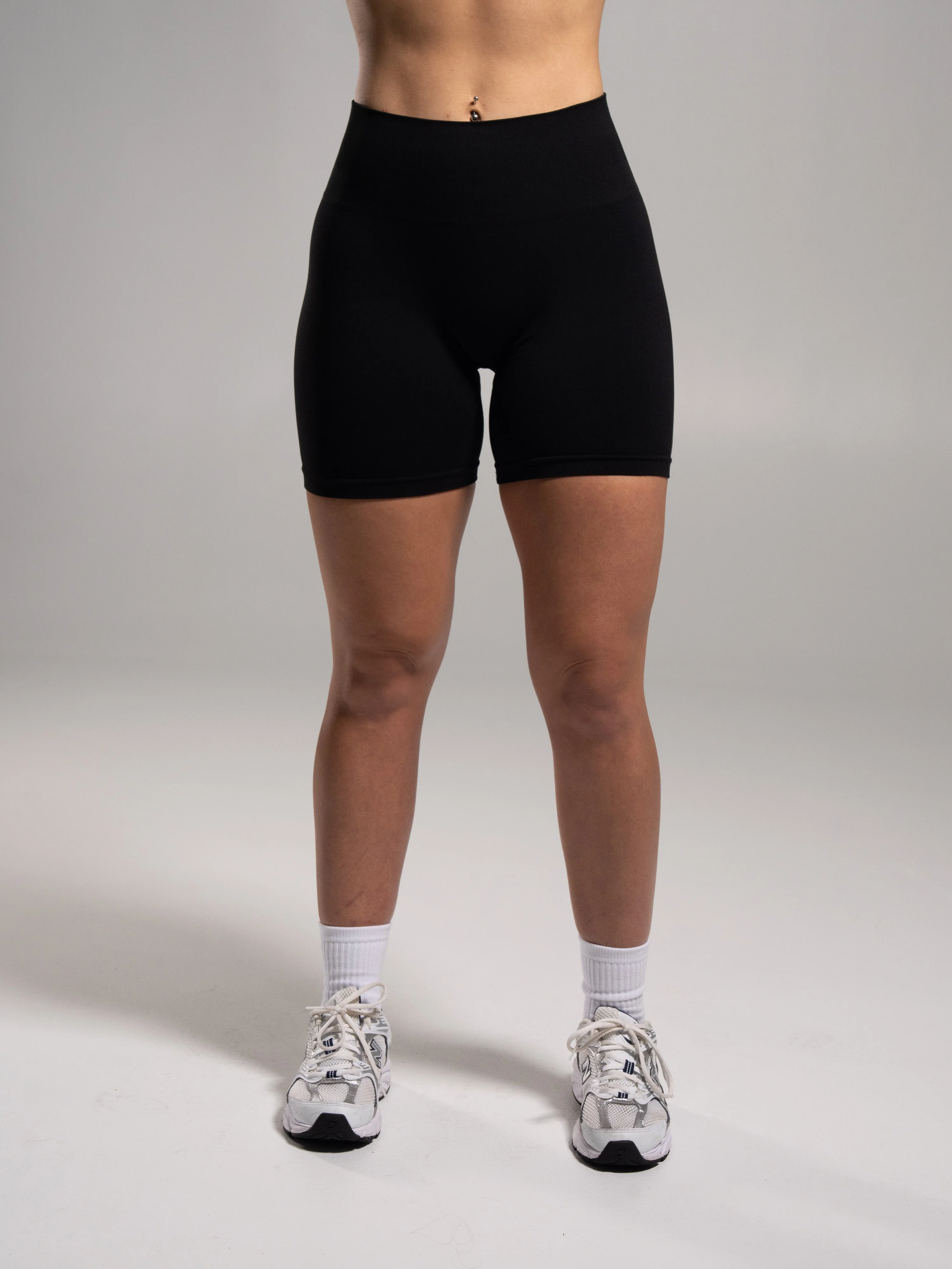 Pump Mid Rise Short - Black - Image 2